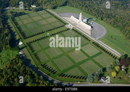 LUFTAUFNAHME. Beinhaus und Friedhof von Douaumont. Friedhof des Ersten Weltkriegs in der Nähe von Verdun. Meuse, Lothringen, Grand Est, Frankreich. Stockfoto