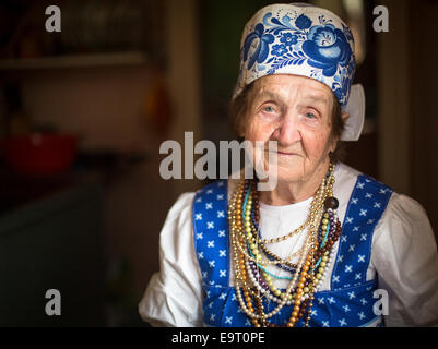 Porträt des slawischen Großmutter in traditioneller Kleidung im Innenbereich. Stockfoto