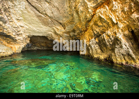 Innen-Blaue Grotte auf der Insel Zakynthos in Griechenland. Stockfoto