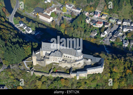 LUFTAUFNAHME. Schloss Vianden mit Blick auf den Our River. Diekirch, Luxemburg. Stockfoto