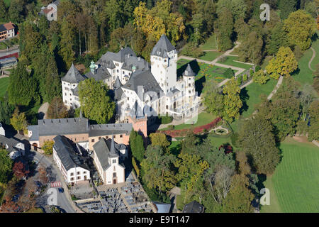 LUFTAUFNAHME. Schloss Berg im Herbst. Colmar-Berg, Bezirk Luxemburg, Luxemburg. Stockfoto