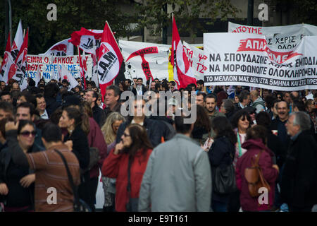 Athen, Griechenland. 1. November 2014. Tausende versammeln sich vor dem Parlament am Syntagma-Platz gegen den Sparkurs zu protestieren. Die massive Demonstration wurde von Hunderten von Gewerkschaften in Griechenland, die meisten von ihnen, der kommunistischen Partei angeschlossen inszeniert. Bildnachweis: Nikolas Georgiou/Alamy Live-Nachrichten Stockfoto