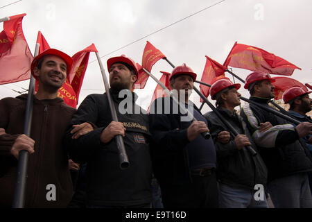 Athen, Griechenland. 1. November 2014. Tausende versammeln sich vor dem Parlament am Syntagma-Platz gegen den Sparkurs zu protestieren. Die massive Demonstration wurde von Hunderten von Gewerkschaften in Griechenland, die meisten von ihnen, der kommunistischen Partei angeschlossen inszeniert. Bildnachweis: Nikolas Georgiou/Alamy Live-Nachrichten Stockfoto