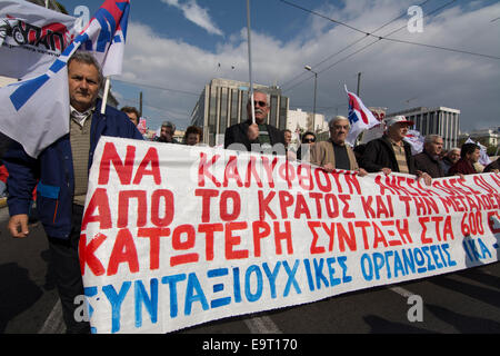 Athen, Griechenland. 1. November 2014. Tausende versammeln sich vor dem Parlament am Syntagma-Platz gegen den Sparkurs zu protestieren. Die massive Demonstration wurde von Hunderten von Gewerkschaften in Griechenland, die meisten von ihnen, der kommunistischen Partei angeschlossen inszeniert. Bildnachweis: Nikolas Georgiou/Alamy Live-Nachrichten Stockfoto