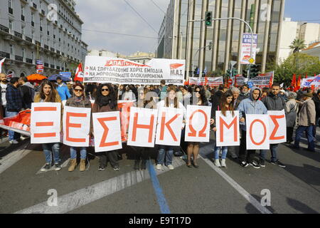 Athen, Griechenland. 1. November 2014. Weibliche Demonstranten halten Sie Zeichen, die "Aufstand" zu lesen.  Tausende von Demonstranten versammelten sich im Athens Syntagma-Platz unter dem Banner der griechischen kommunistischen Union PAME (All-Arbeiter militante Front), Protest gegen die griechische Regierung und Fortsetzung der Sparmaßnahmen in Griechenland. Bildnachweis: Michael Debets/Alamy Live-Nachrichten Stockfoto