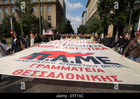 Athen, Griechenland. 1. November 2014. Tausende versammeln sich vor dem Parlament am Syntagma-Platz gegen den Sparkurs zu protestieren. Die massive Demonstration wurde von Hunderten von Gewerkschaften in Griechenland, die meisten von ihnen, der kommunistischen Partei angeschlossen inszeniert. Bildnachweis: Nikolas Georgiou/Alamy Live-Nachrichten Stockfoto