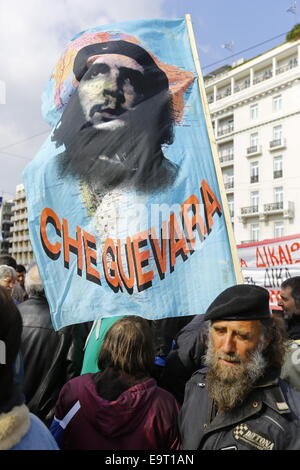 Athen, Griechenland. 1. November 2014. Ein Demonstrant winkt ein Che Guevara-Fahne.  Tausende von Demonstranten versammelten sich im Athens Syntagma-Platz unter dem Banner der griechischen kommunistischen Union PAME (All-Arbeiter militante Front), Protest gegen die griechische Regierung und Fortsetzung der Sparmaßnahmen in Griechenland. Bildnachweis: Michael Debets/Alamy Live-Nachrichten Stockfoto