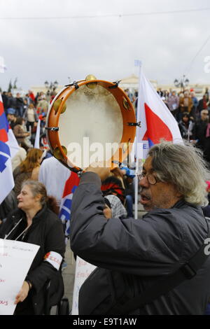 Athen, Griechenland. 1. November 2014. Ein Demonstrant spielt ein Tamburin. Tausende von Demonstranten versammelten sich im Athens Syntagma-Platz unter dem Banner der griechischen kommunistischen Union PAME (All-Arbeiter militante Front), Protest gegen die griechische Regierung und Fortsetzung der Sparmaßnahmen in Griechenland. Bildnachweis: Michael Debets/Alamy Live-Nachrichten Stockfoto