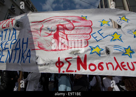 Athen, Griechenland. 1. November 2014. Tausende versammeln sich vor dem Parlament am Syntagma-Platz gegen den Sparkurs zu protestieren. Die massive Demonstration wurde von Hunderten von Gewerkschaften in Griechenland, die meisten von ihnen, der kommunistischen Partei angeschlossen inszeniert. Bildnachweis: Nikolas Georgiou/Alamy Live-Nachrichten Stockfoto