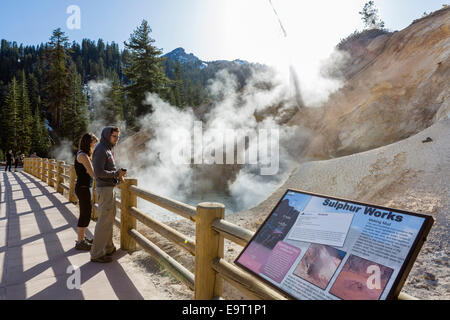 Mudpot an der Sulphur Works geothermische Gebiet, Lassen Volcanic Nationalpark, Cascade Range, Northern California, USA Stockfoto