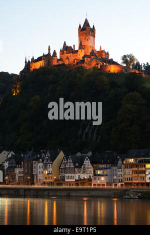 Schloss Cochem, das in der Dämmerung die Mosel dominiert. Rheinland-Pfalz, Deutschland. Stockfoto