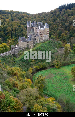 Schloss Eltz im Herbst. Wierschem, Rheinland-Pfalz, Deutschland. Stockfoto