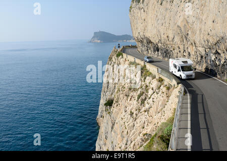 Wohnmobil auf einer malerischen corniche hoch über dem Mittelmeer. Capo Noli, Provinz Savona, Ligurien, Italien. Stockfoto