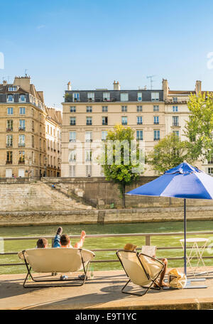 Menschen, die an den Ufern der Seine in Paris Plages Sendung vom Gemeinderat der Stadt entspannen Stockfoto