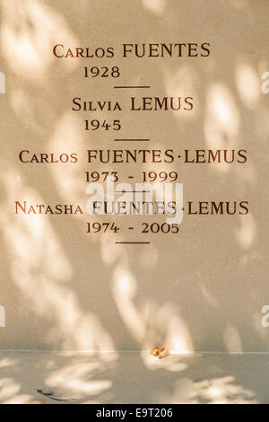 Grab der Fuentes-Lemus Familie und Grab der mexikanische Schriftsteller Carlos Fuentes, Friedhof Montparnasse Stockfoto
