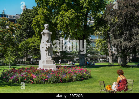 Menschen, die eine Pause am Denkmal gewidmet französische Dichter Paul Verlaine, Jardin du Luxemburg Stockfoto