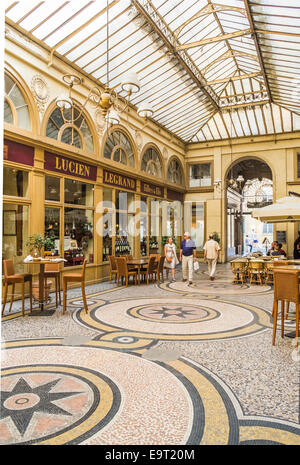 Menschen vor Lucien Legrand Wein laden und Restaurant in der historischen indoor-Einkaufszentrum Galerie Vivienne, Paris, ile Stockfoto