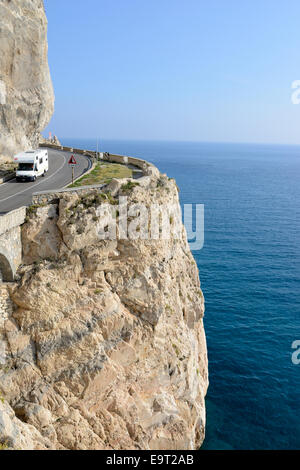 Wohnmobil auf einer malerischen corniche hoch über dem Mittelmeer. Capo Noli, Provinz Savona, Ligurien, Italien. Stockfoto