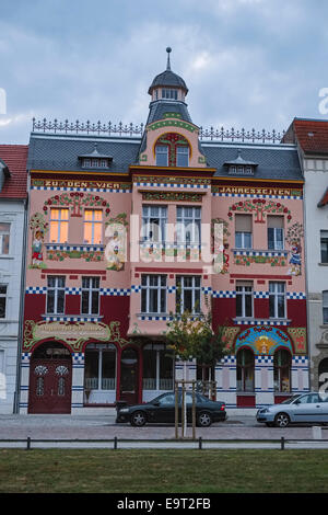 Zu den vier Jahreszeiten - Art Nouveau Gebäude in Wittenberge, Brandenburg, Deutschland Stockfoto