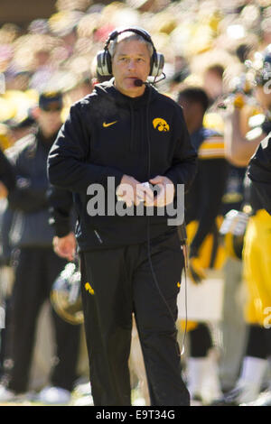 Iowa City, Iowa, USA. 1. November 2014. Iowa Hawkeyes Cheftrainer Kirk Komondor Augen die Uhr in der NCAA Football-Spiel zwischen den Iowa Hawkeyes und Northwestern Wildcats, Kinnick Stadium in Iowa City, IA, Samstag, 1. November 2014. Bildnachweis: Louis Brems/Quad-Stadt-Zeiten / ZUMA Draht/Alamy Live News Stockfoto