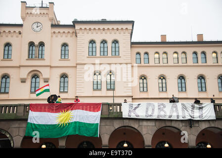 Oslo, Norwegen. 1. November 2014. Ein Banner über Oslos Youngstorget Plaza liest "Kobani" als Teil des globalen Rallyes in Solidarität mit den belagerten kurdischen syrische Stadt, die der Westen unterstützte Krieg gegen die Aufständischen islamischer Staat, 1. November 2014 geworden ist. Bildnachweis: Ryan Rodrick Beiler/Alamy Live-Nachrichten Stockfoto