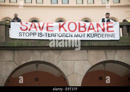 Oslo, Norwegen. 1. November 2014. Ein Banner über Oslos Youngstorget Plaza liest "Kobane speichern" als Teil des globalen Kundgebungen in Solidarität mit den belagerten kurdischen syrische Stadt, die der Westen unterstützte Krieg gegen die Aufständischen islamischer Staat, 1. November 2014 geworden ist. Bildnachweis: Ryan Rodrick Beiler/Alamy Live-Nachrichten Stockfoto