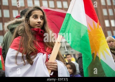 Oslo, Norwegen. 1. November 2014. Ein Kind steht drapiert in kurdischen Flaggen in Oslos Youngstorget Plaza als Teil des globalen Rallyes in Solidarität mit den belagerten syrischen Stadt Kobani, der der Westen unterstützte Krieg gegen die Aufständischen islamischer Staat, 1. November 2014 geworden ist. Bildnachweis: Ryan Rodrick Beiler/Alamy Live-Nachrichten Stockfoto