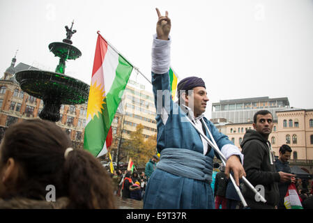 Oslo, Norwegen. 1. November 2014. Ein Mann in traditioneller Kleidung der kurdischen steht unter Flüchtlingen und ihren Anhängern Überschwemmungen Oslos Youngstorget Plaza als Teil des globalen Rallyes in Solidarität mit den belagerten syrischen Stadt Kobani, der der Westen unterstützte Krieg gegen die Aufständischen islamischer Staat, 1. November 2014 geworden ist. Bildnachweis: Ryan Rodrick Beiler/Alamy Live-Nachrichten Stockfoto