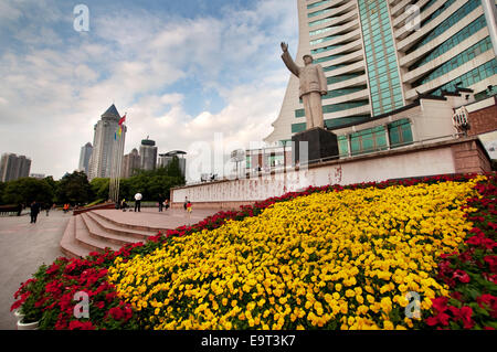 Statue des Vorsitzenden Mao Zedong vor Guizhou Minderheit Kulturpalast, Guiyang, China Stockfoto