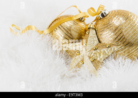 Goldene Weihnachtskugel Stockfoto