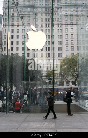 Der Apple Flagship-Store auf der 5th Avenue in New York City. Stockfoto