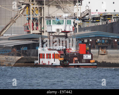 Elan (ENI 02104476) schiebt Zonda (ENI 02317203) und ein weiteres Schiff in Vlothaven, Hafen von Amsterdam, in einem kommerziellen Schifffahrtsbetrieb. Stockfoto