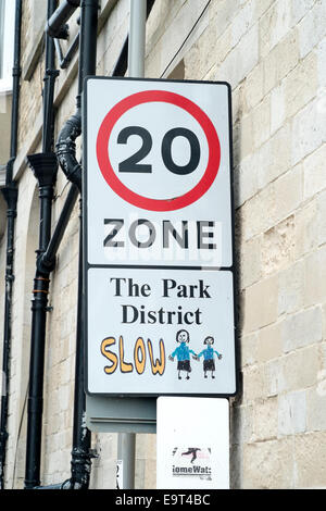 20 km/h Höchstgeschwindigkeit Zone mit Grafik von Hand gezeichnet Menschen Hand in Hand mit dem Wort langsam Stockfoto