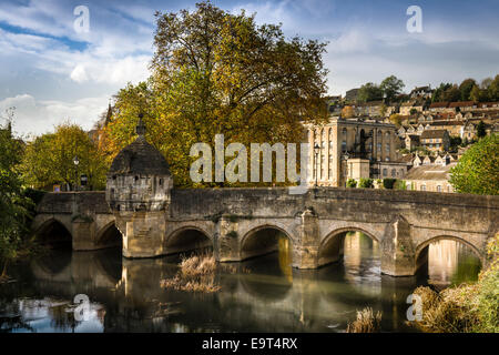 Bradford on Avon, UK. 1. November 2014. Späten Nachmittag Sonne leuchtet die Stadt Brücke über den Fluss Avon in der malerischen Wiltshire Bradford on Avon im Herbst. Bildnachweis: Terry Mathews/Alamy Live-Nachrichten Stockfoto