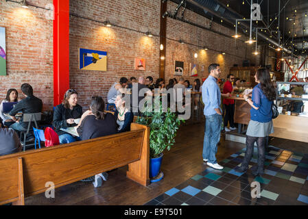 Intelligentsia Coffee, einem beliebten und angesagten Coffee Shop in Old Town Pasadena. Stockfoto