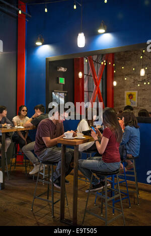 Intelligentsia Coffee, einem beliebten und angesagten Coffee Shop in Old Town Pasadena. Stockfoto