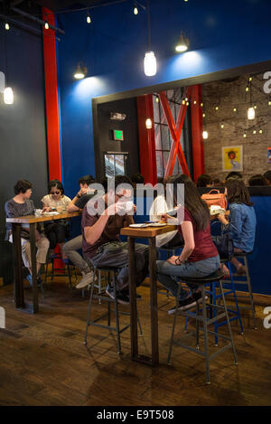 Intelligentsia Coffee, einem beliebten und angesagten Coffee Shop in Old Town Pasadena. Stockfoto