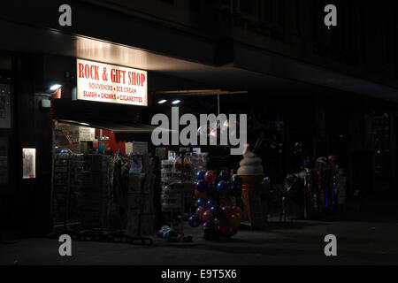 Nacht Schrägansicht Pflaster Neuheiten Neon "Rock Geschenk Shop", in der Nähe von Harry Ramsden, zentralen Promenade Blackpool Illuminations Stockfoto