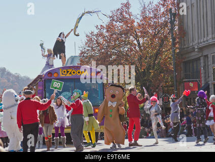 Asheville, North Carolina, USA, 17. November 2012: Menschen in Tracht mit Schwester schlechte Gewohnheit Tanz mit der La zoom Bus ins Zentrum Stockfoto