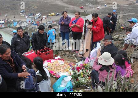 Lima, Peru. 1. November 2014. Menschen besuchen die Gräber ihrer Angehörigen, zum Gedenken an Allerheiligen, in der New Hope Friedhof von Lima, Peru, am 1. November 2014. Bildnachweis: Luis Camacho/Xinhua/Alamy Live-Nachrichten Stockfoto