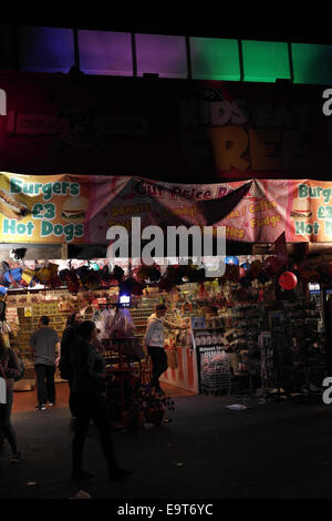 Nachtlichter Porträt elektrisch öffnen vorne laden mit Neuheiten, Süßigkeiten, Rock, Koralleninsel, zentralen Promenade, Blackpool, UK Stockfoto