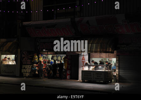 Nächtliche Blick heiß-Donuts, Verordnung Dart, Burger Ständen gegenüber Central Pier, zentralen Promenade Blackpool Illuminations Stockfoto