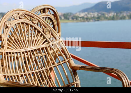 Korbwaren Stühle-Terrasse des typischen Restaurant mit Blick auf Phewa-See-Tal am Fuße des Annapurnas Palette-Himalaya-Nepal. Stockfoto