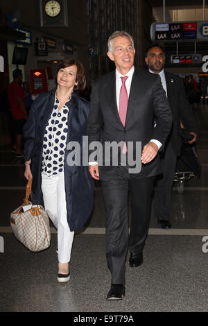 Der ehemalige Premierminister Tony Blair und seine Frau Cherie Blair am Los Angeles International Airport (LAX) Featuring: Tony Blair, Cherie Blair wo: Los Angeles, California, Vereinigte Staaten von Amerika bei: 29. April 2014 Stockfoto