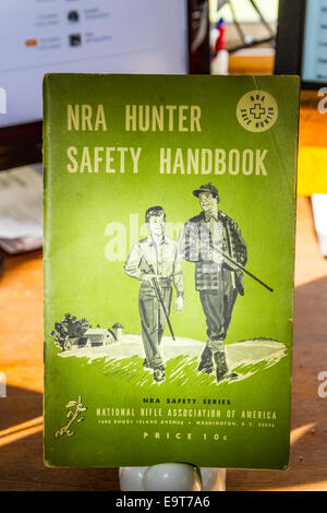 Die nationale Gewehr Association Hunter Sicherheit Handbuch von 1959 eine Überarbeitung des Handbuchs 1957 Stockfoto