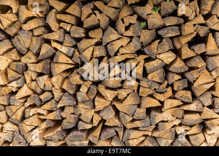 Gestapelte Protokolle für den Winter vorbereitet Stockfoto