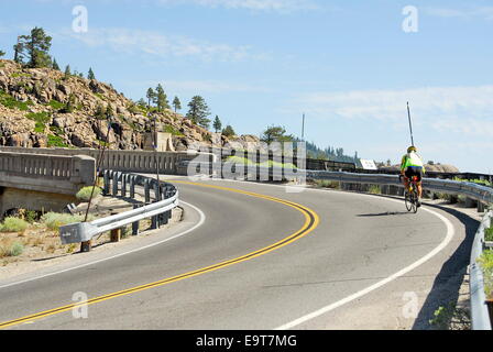 Radfahrer am Highway 40 gehen über die Brücke auf Donner Pass in Sierra Nevada, Kalifornien Stockfoto