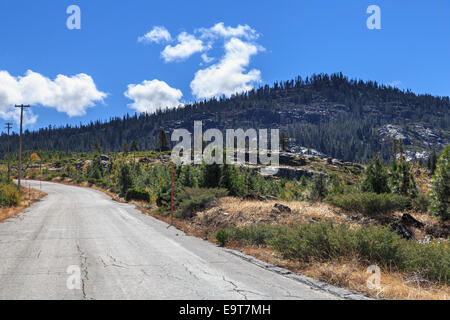 Gepflasterte Landstraße führt durch Berge auf der California-Seite der Sierra Nevada. Stockfoto