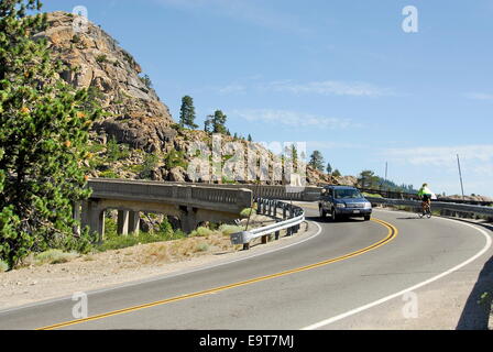 Auto- und Radfahrer auf Autobahn 40 und Brücke über den Donner Pass in Sierra Nevada, Kalifornien Stockfoto