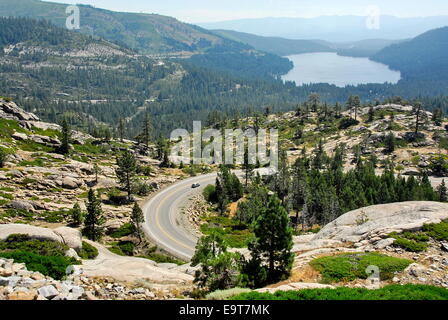 Autobahn 40 über Donner Pass in Sierra Nevada, Kalifornien mit Donner Lake im Hintergrund Stockfoto